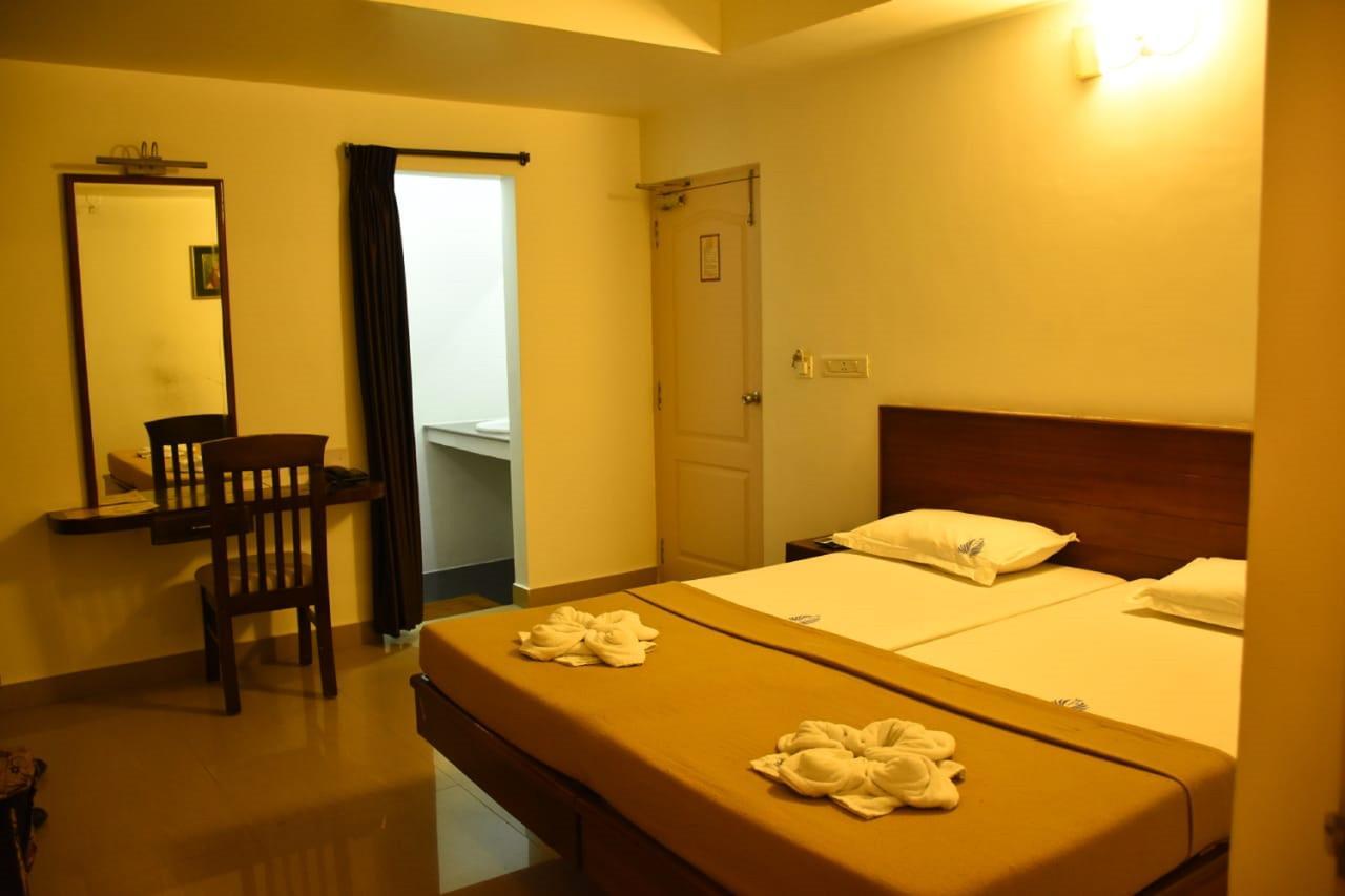 Hotel Palacial Pondi Puducherry Eksteriør billede